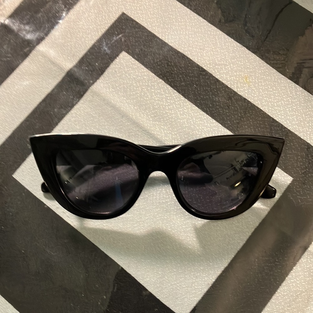 Unbranded, black, large cat eyes, wide branches